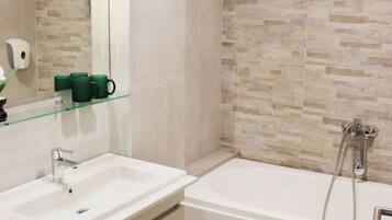 Bañera y ducha independientes y cabezal de ducha tipo lluvia