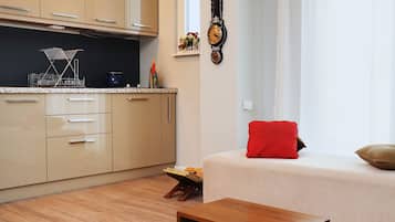 Departamento de lujo, vista a la ciudad | Cocina privada | Cafetera y tetera, tetera eléctrica y molino para café
