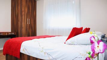 Apartamento de lujo, vistas a la ciudad | 1 dormitorio, ropa de cama de alta calidad, escritorio