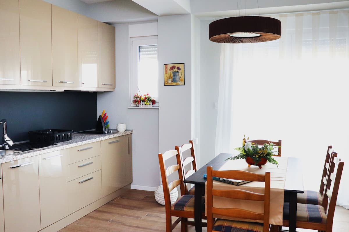 Appartement, terras | Privékeuken | Een koffiezetapparaat/waterkoker, een waterkoker, een koffiemolen