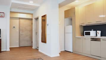 Departamento de lujo, vista a la ciudad | Área de sala de estar | Smart TV de 50 cm con canales por cable y televisión
