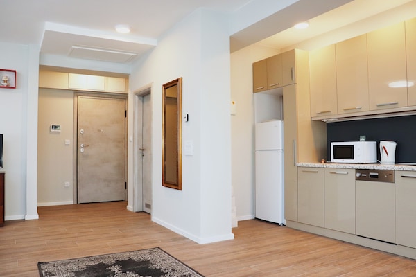 Apartament de luxe, vistes a la ciutat | Sala d'estar | Televisor intel·ligent de 50 cm amb canals per cable i televisor