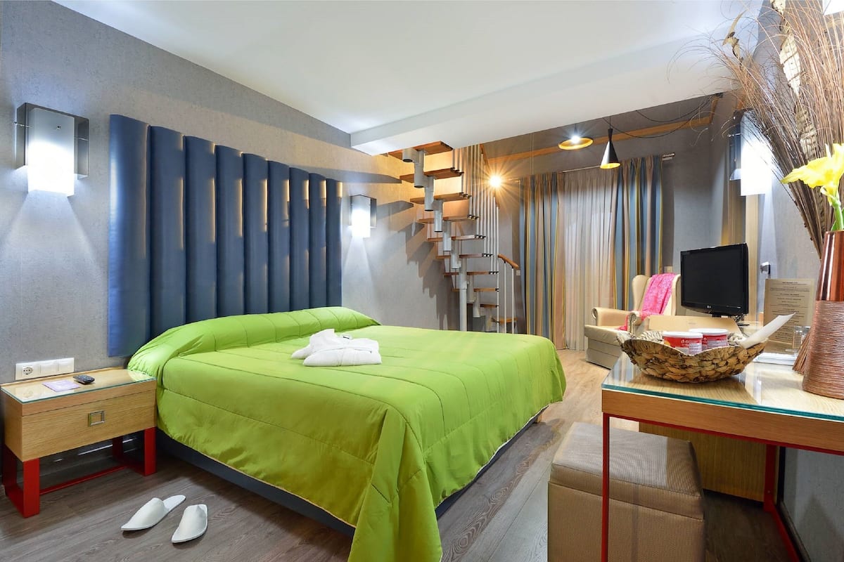 Executive Maisonette Sea View | Minibar, in-room safe, desk, laptop workspace