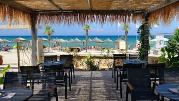 Poolside bar