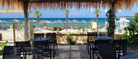 Bar en bord de piscine