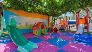 Children’s play area – outdoor
