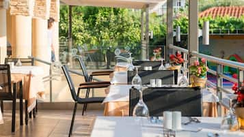 Serveert ontbijt en diner, Mediterrane gerechten