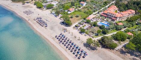 해변에 위치, 백사장, 일광욕 의자, 비치 파라솔