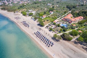 On the beach, white sand, sun loungers, beach umbrellas - Atrium Hotel Thassos (Thasos)