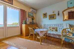 Apartment, 2 Schlafzimmer (2) | Wohnbereich | Flachbildfernseher