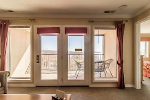 TV - Branson Condo on Table Rock Lake with Pool and WiFI close to Silver Dollar City (Branson)