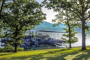 Marina - Branson Condo on Table Rock Lake with Pool and WiFI close to Silver Dollar City (Branson)