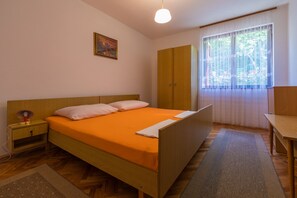 Apartment, 2 Schlafzimmer | 2 Schlafzimmer, Bügeleisen/Bügelbrett, kostenloses WLAN, Bettwäsche