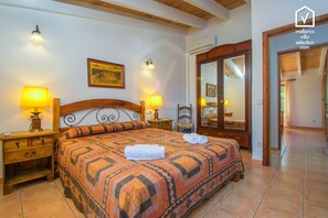 4 bedrooms, iron/ironing board, free WiFi, bed sheets