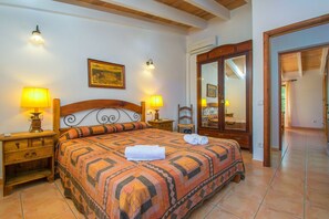 3 Schlafzimmer, Schreibtisch, Bügeleisen/Bügelbrett, Reisekinderbett