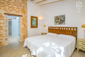 3 soverom, skrivebord, strykejern/-brett og reiseseng for barn