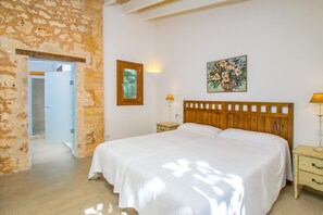 3 Schlafzimmer, Schreibtisch, Bügeleisen/Bügelbrett, Reisekinderbett