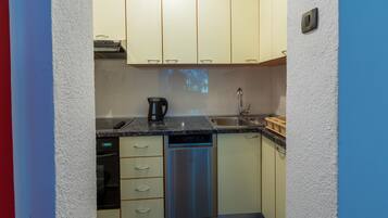 Apartment, 2 Bedrooms | Private kitchen | Fridge, oven, stovetop, dishwasher