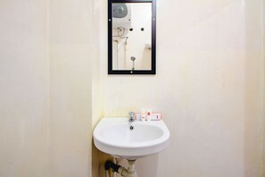 Bathroom - Super OYO 1788 House 24 (Yogyakarta)