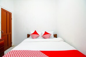 Desk, free WiFi - Super OYO 1788 House 24 (Yogyakarta)
