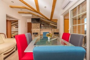 Apartment, 2 Bedrooms (2) | In-room dining - Apartments Sare (Crikvenica)