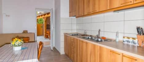 Apartment, 3 Bedrooms (1) | Private kitchen | Fridge, oven, stovetop, dishwasher