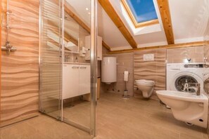 Apartment, 2 Bedrooms (2) | Baño | Secadora de cabello y toallas 