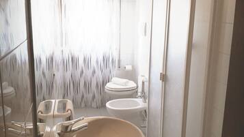 Comfort-Zimmer | Badezimmer | Dusche, Haartrockner, Handtücher, Toilettenpapier