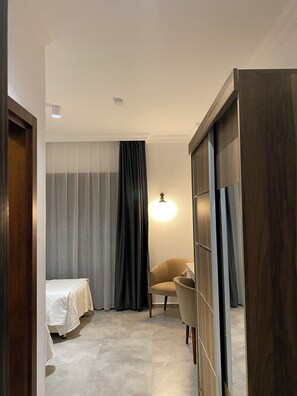 基础双人房, 泳池景观, 一层 | 隔音、免费 WiFi、床单