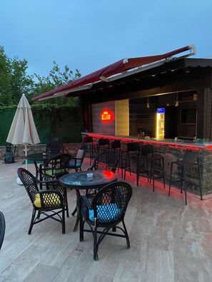 Bar i bassenget