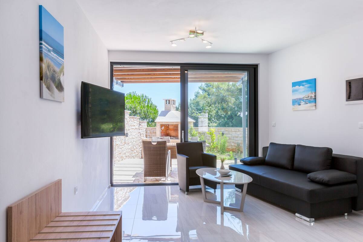 Apartment, 2 Schlafzimmer (1) | Wohnbereich | 50-Zoll-Flachbildfernseher mit Satellitenempfang, Fernseher