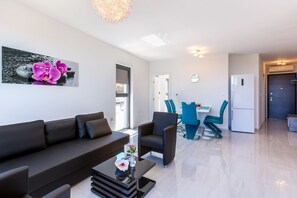 Apartment, 2 Schlafzimmer (2) | Wohnbereich | 50-Zoll-Flachbildfernseher mit Satellitenempfang, Fernseher