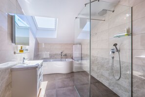 Apartment, 2 Bedrooms (2) | Bathroom | Shower, rainfall showerhead, hair dryer, towels - Seaside Villa & Spa (Liznjan)