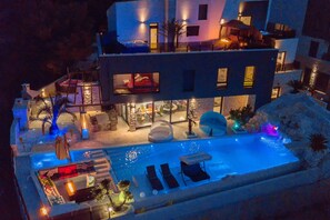 Bagian depan properti - sore/malam