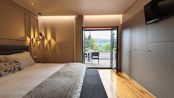 Double Room | 1 bedroom, minibar, blackout drapes, iron/ironing board