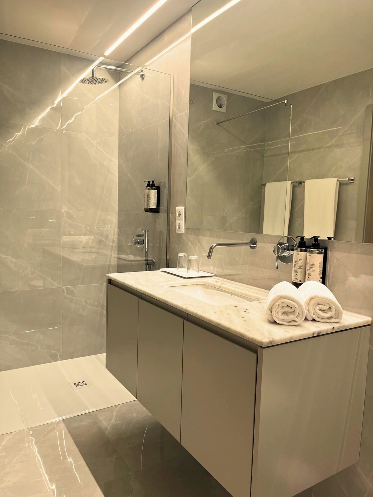 Quarto casal conforto, ar-condicionado, vista para o vinhedo | Banheiro | Chuveiro, chuveiro com efeito de chuva, produtos de toalete grátis 
