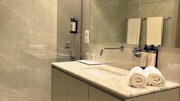Quarto casal conforto, ar-condicionado, vista para o vinhedo | Banheiro | Chuveiro, chuveiro com efeito de chuva, produtos de toalete grátis