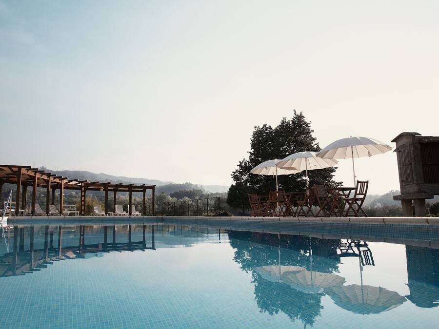 Piscine extérieure, accès possible de 8 h à 20 h, parasols