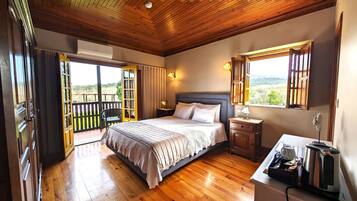 Minibar, cortinas blackout y tabla de planchar con plancha