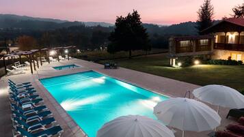 Kolam renang outdoor, dengan payung kolam renang