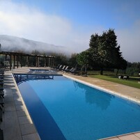 Piscina externa, funciona das 8h às 20h, guarda-sóis