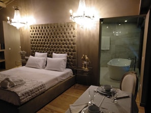Minibar, rideaux occultants, fer et planche à repasser, draps fournis