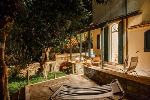 Elegante apartamento con terraza panorámica y jardín a pocos minutos del mar.