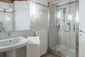 Ducha, secador de pelo y toallas