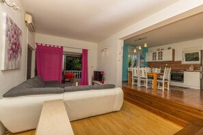 Appartement, 2 chambres | Aire de séjour | Téléviseur à écran plat