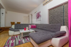 Appartement, 2 chambres | Coin séjour | Télévision à écran plat