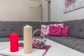 Appartement, 2 chambres | Coin séjour | Télévision à écran plat