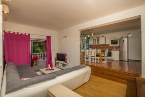 Appartement, 2 chambres | Coin séjour | Télévision à écran plat