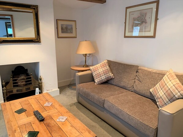 House, 3 Bedrooms | Living room | Flat-screen TV - Ye Olde House (Shepperton)