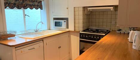 House, 3 Bedrooms | Private kitchen | Full-sized fridge, microwave, oven, stovetop